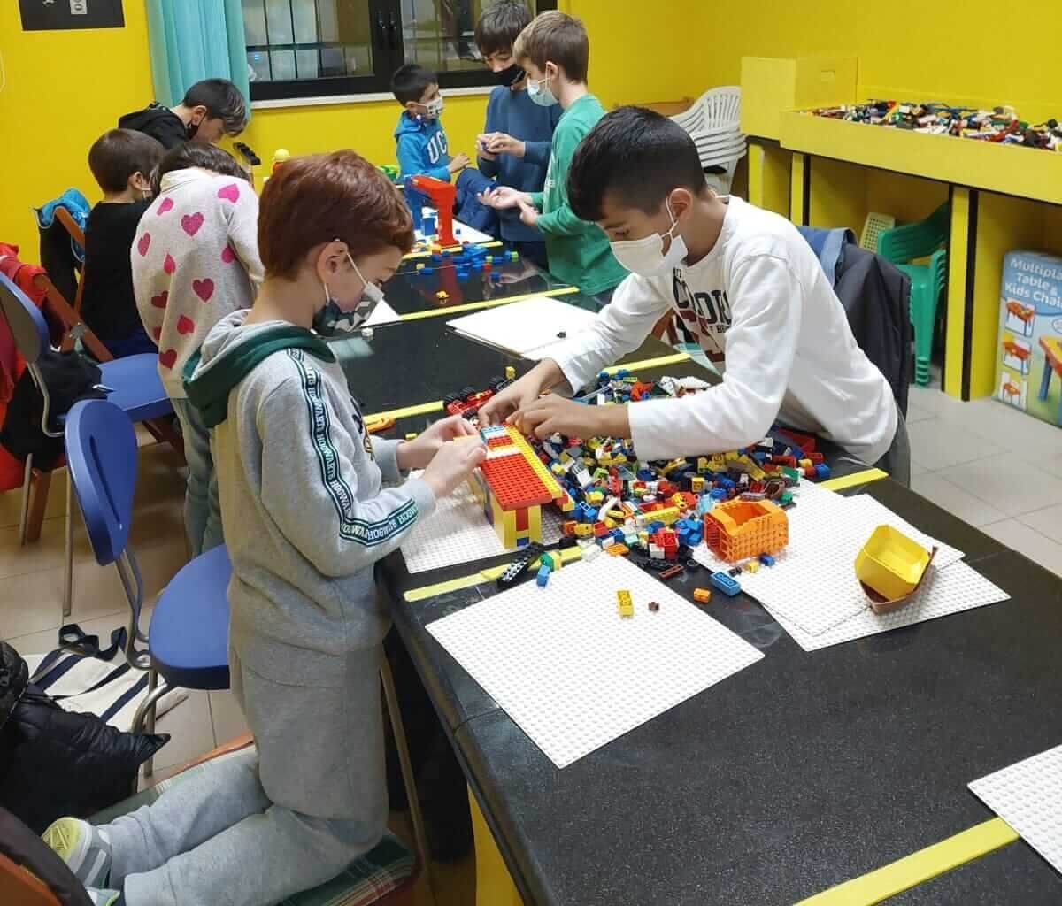 attivita-di-gruppo-costruizione-progetti-in-mattoncini-lego-lab-karalisbrick-